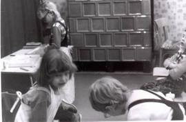 kinder vor ofen
