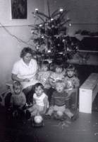 kinder unter weihnachtsbaum