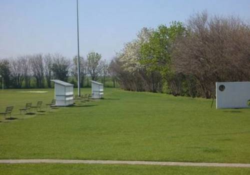 Sitzmöglichkeiten am Sportplatz