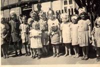 Archiv: Sonja Berger; 1941 vor  dem Kindergarten